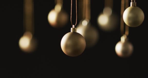黄金宝物的视频圣诞装饰与复制空间的黑色背景 传统和庆祝概念 — 图库视频影像
