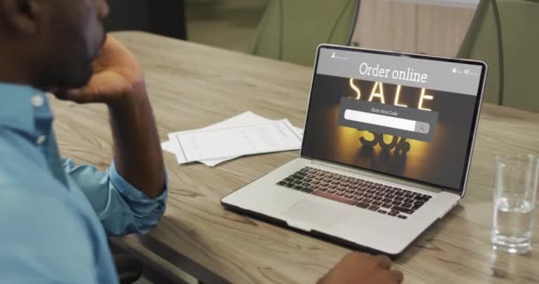 Pria Afrika Amerika Meja Menggunakan Laptop Belanja Online Selama Penjualan — Stok Video