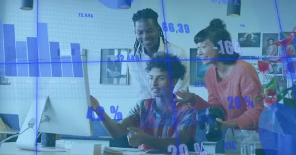 オフィスのデスクで議論する多様な同僚のグラフのアニメーションと数字の変更 デジタル複合 複数の露出 ビジネス チームワーク テクノロジーコンセプト — ストック動画