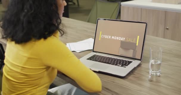 Biracial Γυναίκα Στο Τραπέζι Χρησιμοποιώντας Φορητό Υπολογιστή Online Ψώνια Την — Αρχείο Βίντεο