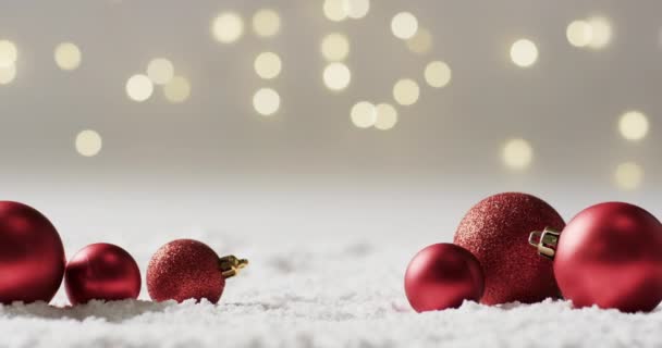 红包圣诞装饰品的录像 雪地背景上有复制空间 传统和庆祝概念 — 图库视频影像