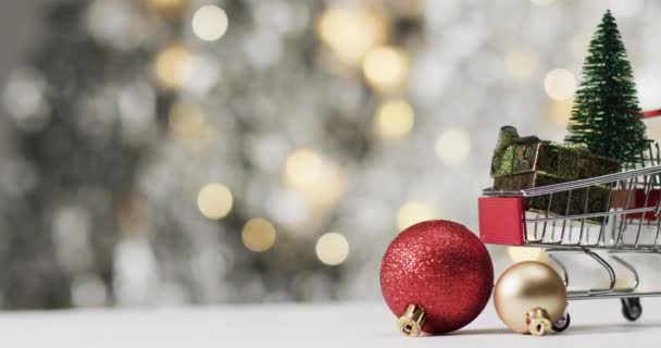 Vídeo Carrinho Compras Com Decorações Árvore Natal Espaço Cópia Fundo — Vídeo de Stock
