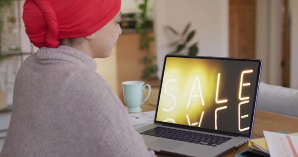 Mulher Biracial Mesa Usando Laptop Compras Line Durante Venda Câmera — Vídeo de Stock