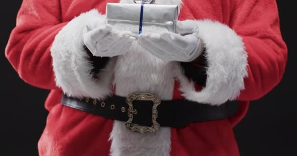 Video Santa Claus Sosteniendo Navidad Presente Con Espacio Copia Sobre — Vídeos de Stock