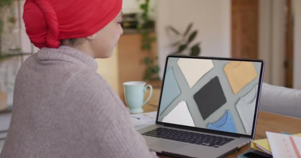 Biracial Γυναίκα Χρησιμοποιώντας Φορητό Υπολογιστή Online Ψώνια Για Ρούχα Αργή — Αρχείο Βίντεο