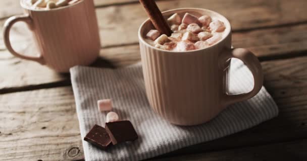 Video Van Mokken Chocolade Marshmallows Kerstversieringen Kopieer Ruimte Houten Achtergrond — Stockvideo