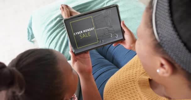 Mãe Filha Afro Americana Usando Tablet Compras Line Segunda Feira — Vídeo de Stock