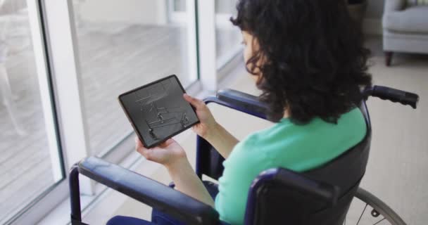 Birassische Frau Rollstuhl Mit Tablet Online Shopping Cyber Montag Zeitlupe — Stockvideo