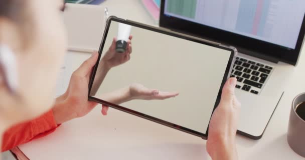 Καυκάσια Γυναίκα Στο Γραφείο Χρησιμοποιώντας Tablet Ψώνια Απευθείας Σύνδεση Για — Αρχείο Βίντεο