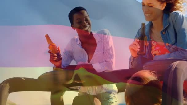 Σύνθετο Βίντεο Κυματιστά Σημαία Πάνω Από Δύο Διαφορετικά Κορίτσια Πίνοντας — Αρχείο Βίντεο