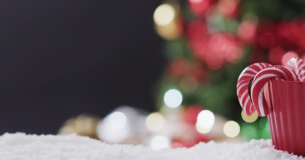 Video Tazza Rossa Con Canne Natalizie Luci Dell Albero Natale — Video Stock
