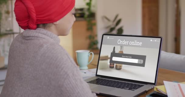 Biracial Használja Laptop Online Vásárlás Szépségápolási Termékek Lassított Felvétel Kiskereskedelmi — Stock videók