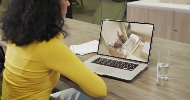 Biracial Kvinde Ved Bordet Ved Hjælp Laptop Online Shopping Skønhedsprodukter – Stock-video