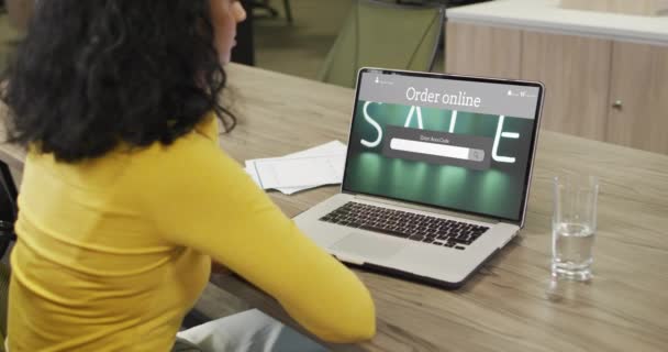 Biraciale Vrouw Aan Tafel Met Behulp Van Laptop Online Winkelen — Stockvideo