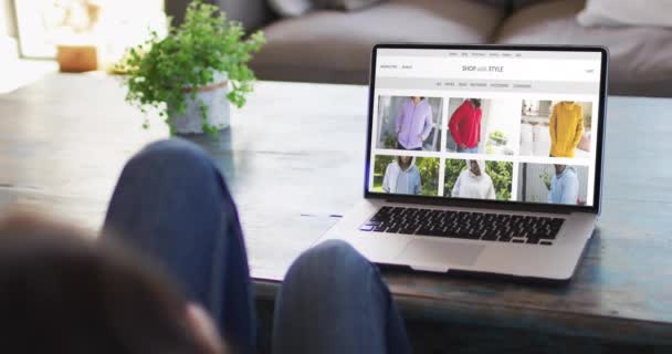 Masadaki Kadın Dizüstü Bilgisayar Kullanıyor Internetten Kıyafet Alıyor Ağır Çekimde — Stok video