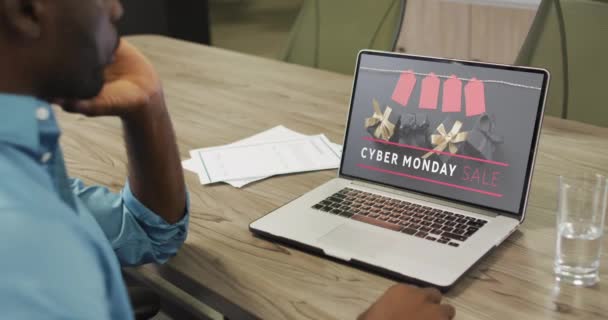 Afrikai Amerikai Férfi Asztalnál Laptoppal Online Vásárlás Cyber Hétfőn Lassított — Stock videók