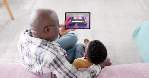 Afro Americano Avô Neto Usando Tablet Compras Line Para Gamepads — Vídeo de Stock