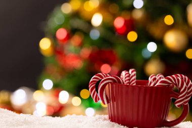 Çubuklu şekerler, peri ışıkları ve fotokopi alanı olan noel ağacı. Noel, gelenek ve kutlama konsepti.