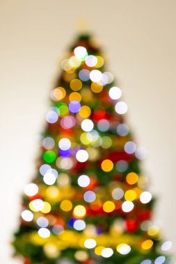 Beyaz arkaplanda fotokopi alanı olan, odak dışı noel ağacının dikey görüntüsü. Noel, dekorasyon, gelenek ve kutlama konsepti.