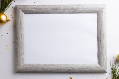 Noel süsleri ve beyaz arka planda fotokopi alanı olan ahşap çerçeve. Noel, dekorasyon, gelenek ve kutlama konsepti.