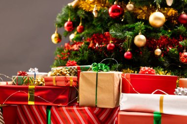 Hediyeler ve noel ağacı. Mücevherler, dekorasyonlar ve fotokopi alanı. Noel, gelenek ve kutlama konsepti.