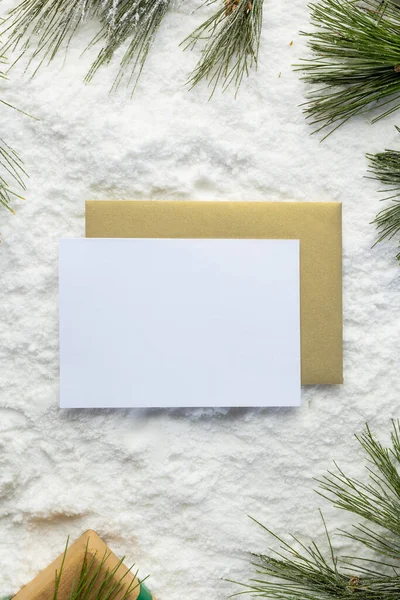 Noel Süsleri Kar Zeminde Fotokopi Alanı Olan Beyaz Kart Noel — Stok fotoğraf
