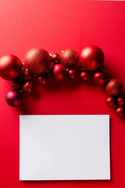 Beyaz Kartlı Kırmızı Mücevherlerin Dikey Görüntüsü Kırmızı Arkaplandaki Boşluğu Kopyala — Stok fotoğraf