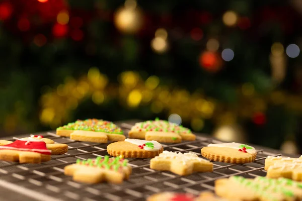Close Cookies Natal Decorados Com Espaço Cópia Fundo Preto Doces — Fotografia de Stock