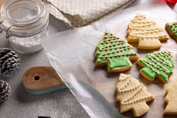 Gedecoreerde Kerstkoekjes Met Kopieerruimte Grijze Achtergrond Snoep Kerst Traditie Feestconcept — Stockfoto