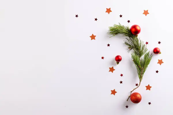 Weihnachtssterne Christbaumschmuck Und Tannenzweig Mit Kopierraum Auf Weißem Hintergrund Weihnachten — Stockfoto