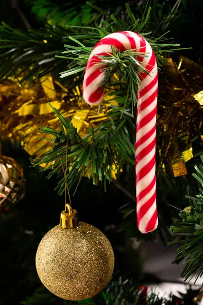 Imagem Vertical Close Árvore Natal Com Cana Açúcar Bugigangas Decorações — Fotografia de Stock