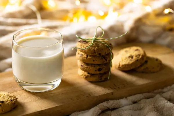 Sluiten Van Glas Melk Kerstkoekjes Met Kopieerruimte Houten Ondergrond Snoep — Stockfoto