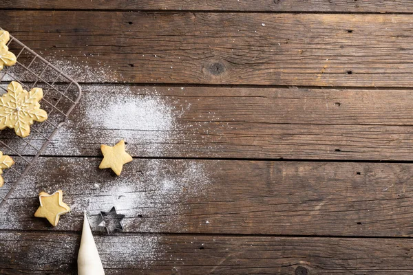 Nahaufnahme Von Weihnachtsplätzchen Mit Mehl Und Kopierfläche Auf Holzuntergrund Süßigkeiten — Stockfoto