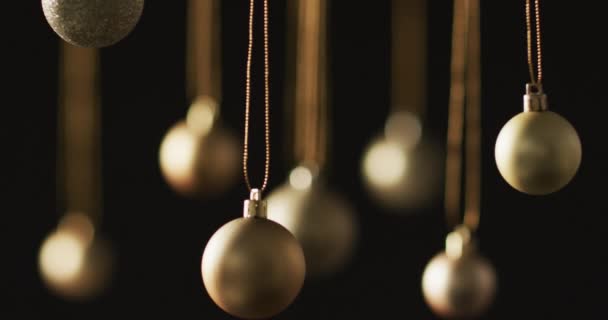 Video Adornos Navidad Bolas Oro Con Espacio Copia Sobre Fondo — Vídeo de stock
