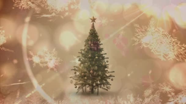 Анимация Снежинок Падающих Украшенную Рождественскую Елку Против Пятен Света Концепция — стоковое видео
