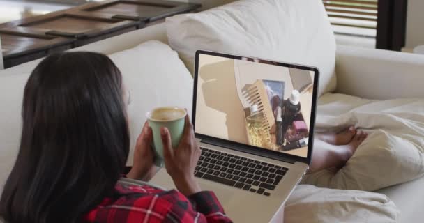 Biracial Женщина Помощью Ноутбука Диване Дома Онлайн Покупки Косметики Замедленной — стоковое видео