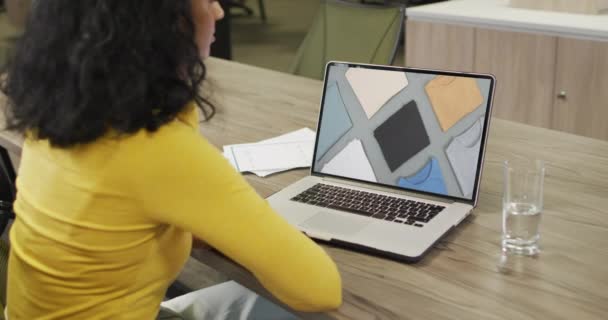 Двостороння Жінка Столом Використовує Ноутбук Інтернет Магазин Одягу Повільний Рух — стокове відео