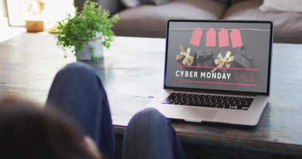 Жінка Столом Використовуючи Ноутбук Онлайн Покупки Кіберпонеділок Повільний Рух Роздрібний — стокове відео