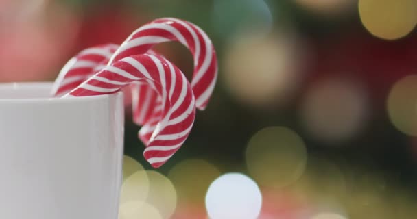Video Tazza Bianca Con Canne Natalizie Luci Dell Albero Natale — Video Stock