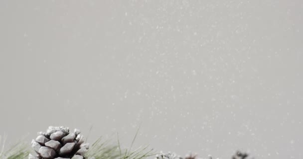 Video Van Kerstversieringen Met Kopieerruimte Sneeuw Witte Achtergrond Kerstmis Decoraties — Stockvideo