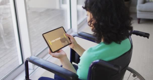 태블릿을 휠체어에 Biracial 사이버 월요일에 온라인 슬로우 소매업 디지털 인터페이스 — 비디오