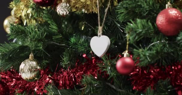 Wideo Choinką Dekoracjami Sercem Przestrzenią Kopiowania Boże Narodzenie Dekoracje Tradycja — Wideo stockowe