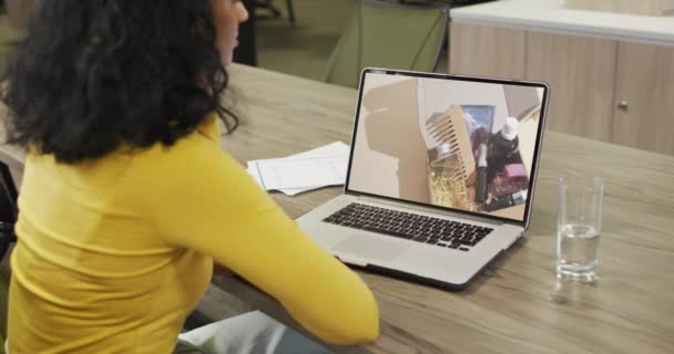 Двухсторонняя Женщина Помощью Ноутбука Онлайн Покупки Косметики Замедленная Съемка Розничный — стоковое видео