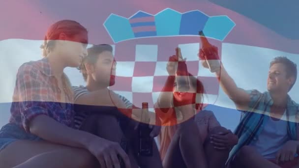 Kompozytowy Film Chorwacką Flagą Przeciwko Dwóm Różnym Parom Toastującym Piwo — Wideo stockowe