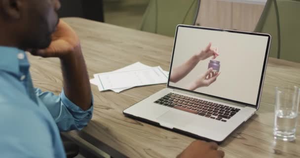 アフリカ系アメリカ人男性がノートパソコンを使い 美容製品のオンラインショッピング スローモーション 小売業 デジタルインターフェイスでデジタル生成されたビデオ — ストック動画