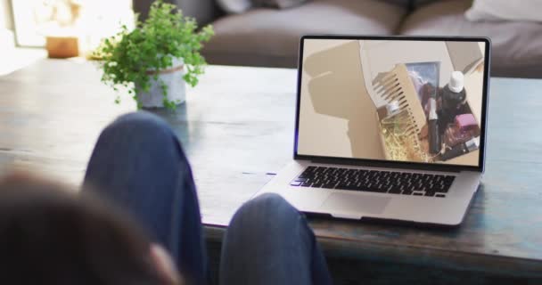 Коліна Жінки Столом Використовуючи Ноутбук Інтернет Магазин Косметичних Продуктів Повільний — стокове відео