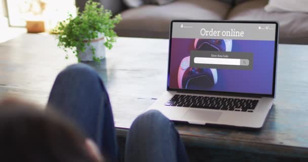 ノートパソコンを使った女性の膝 ゲーム用のオンラインショッピング スローモーション 小売業 コミュニケーションおよびデジタル インターフェイスによってデジタル生成されるビデオ — ストック動画