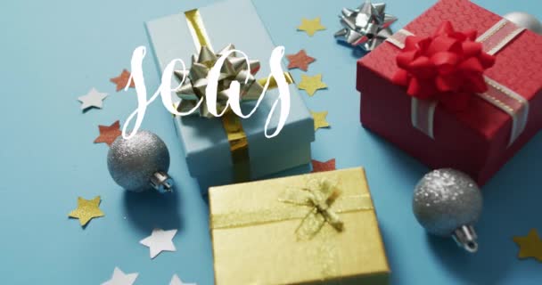 Анімація Сезону Привітання Тексту Над Різдвяними Прикрасами Подарунковими Коробками Синьому — стокове відео