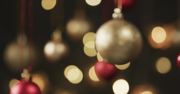 Vrolijk Kerstmis Tekst Goud Kerstballen Bokeh Lichten Donkere Achtergrond Kerstmis — Stockvideo