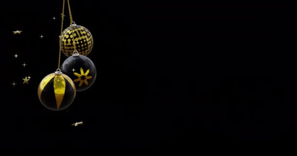 Zwarte Gouden Kerstballen Swingend Met Gouden Sterren Zwarte Achtergrond Kopieer — Stockvideo